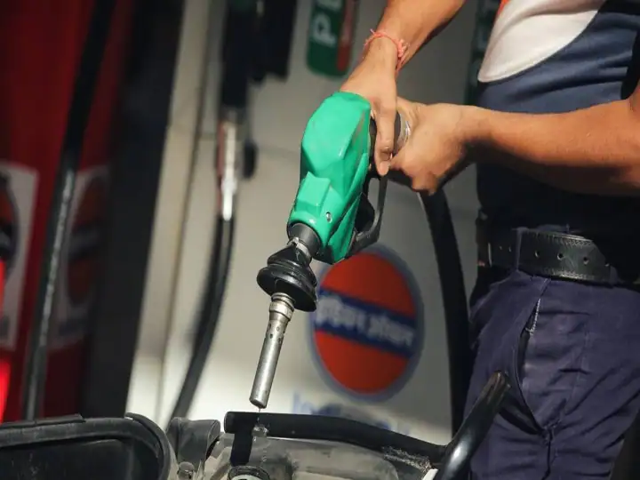 Petrol Diesel Price in Mumbai Today 27 June 2022 check latest rate with citiwise full list know today new fuel prices according to iocl marathi news Petrol Diesel Price : पेट्रोल-डिझेलचे नवे दर जारी, गाडीची टाकी फुल करण्यासाठी किती रुपये मोजाल?