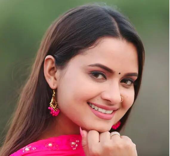 નીલમ ગિરીને ભોજપુરી ફિલ્મ ઈંડસ્ટ્રીની સોશિયલ મીડિયા ક્વિન કહેવામાં આવે છે. ટ્રેન્ડિંગ ફોટો અને વીડિયો શેર કરીને નીલમે થોડા જ સમયમાં ઘણું નામ કમાઈ લીધું છે.