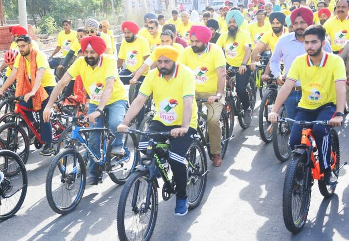 ਇੱਥੇ ਸੀਐਮ ਮਾਨ ਵੱਲੋਂ ‘ਨਸ਼ਿਆਂ ਵਿਰੁੱਧ ਲੜਾਂਗੇ, ਖੇਡਾਂਗੇ ਤੇ ਪੜ੍ਹਾਂਗੇ’ ਦਾ ਨਾਅਰਾ ਦਿੱਤਾ ਗਿਆ। ਉਨ੍ਹਾਂ ਨੇ ਕਿਹਾ ਕਿ ਸੂਬੇ 'ਚੋਂ ਨਸ਼ਾ ਖਤਮ ਕਰਕੇ ਪੰਜਾਬ ਨੂੰ ਮੁੜ ਰੰਗਲਾ ਪੰਜਾਬ ਬਣਾਉਣਾ ਹੈ।