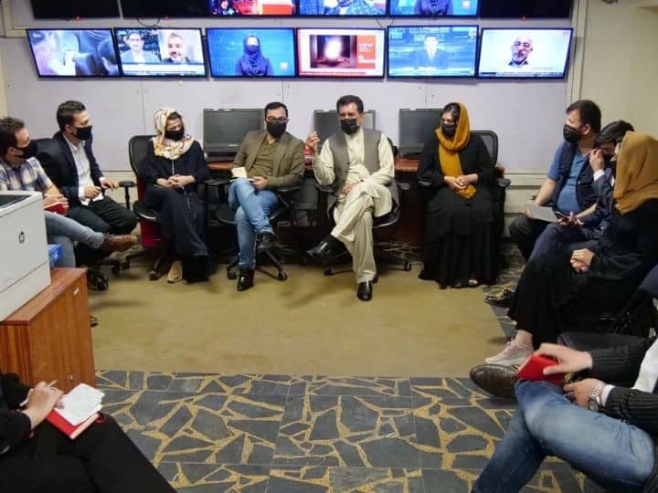 Afghanistan: Male News Presenters Wear Masks On Air In Solidarity As Taliban Order Women Anchors To Cover Faces Afghanistan: Male News Presenters Wear Masks On Air In Solidarity As Taliban Order Women Anchors To Cover Faces