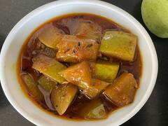 Kitchen Tips: गर्मियों के सीजन में खाना है कुछ चटपटा, घर पर बनाएं खट्टी-मीठी कच्चे आम की सब्जी