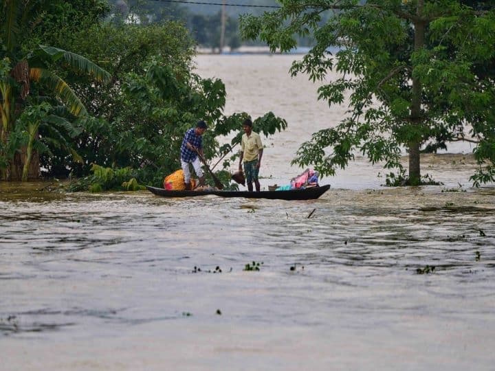 24 people died in assam due to floods and landslides and more than 7.2 lakh people are affected Assam Flood: असम में तबाही मचा रही बाढ़, अब तक 24 की मौत, 7 लाख से ज्यादा लोग प्रभावित