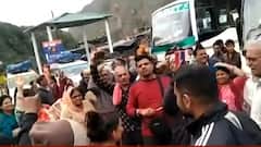 Barkot: यमुनोत्री यात्रा में अव्यवस्थाओं से नाराज यात्रियों ने सरकार के खिलाफ की नारेबाजी..देखिए