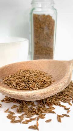 Health Tips : दृष्टी वाढविण्यासाठी बडीशेप आणि साखर आहे गुणकारी!