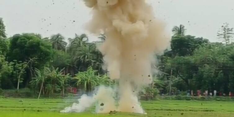 Purba Medinipur : Almost 800 bombs deactivated by bomb disposal squad at Moyna Purba Medinipur : ময়নায় ১২টি প্লাস্টিকের ড্রামে প্রায় ৮০০ বোমা ! নিষ্ক্রিয় করল বম্ব ডিসপোজাল স্কোয়াড