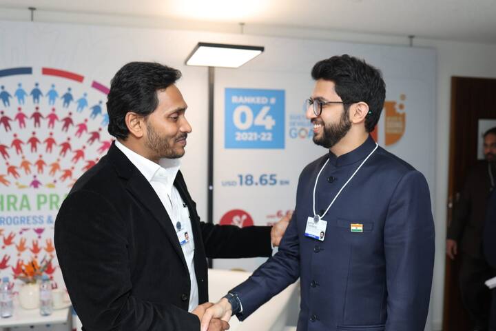 సీఎం జగన్ మర్యాదపూర్వకంగా కలిసిన మహారాష్ట్ర టూరిజం మంత్రి ఆదిత్య థాకరే