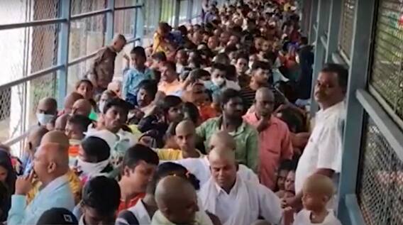 Heavy Rush At Tirumala: వేసవి సెలవులు, వీకెండ్ కావటంతో భారీగా భక్తుల రద్దీ | ABP Desam