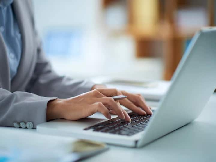 चुकी पैन कार्ड का इस्तेमाल हर जरूरी काम में होता है तो अगर वह गुम हो जाए तो आपको बड़ी परेशानी हो सकती है. कई बार हमारा पैन कार्ड चोरी या गुम हो जाता है. ऐसे में आप बिना किसी परेशानी के केवल 10 मिनट में इनकम टैक्स की वेबसाइट पर क्लिक करें ई-पैन कार्ड का PDF डाउनलोड कर सकते हैं. तो चलिए हम आपको e-PAN Card को पीडीएफ फॉर्मेट में डाउनलोड करने के तरीके के बारे में बताते हैं.