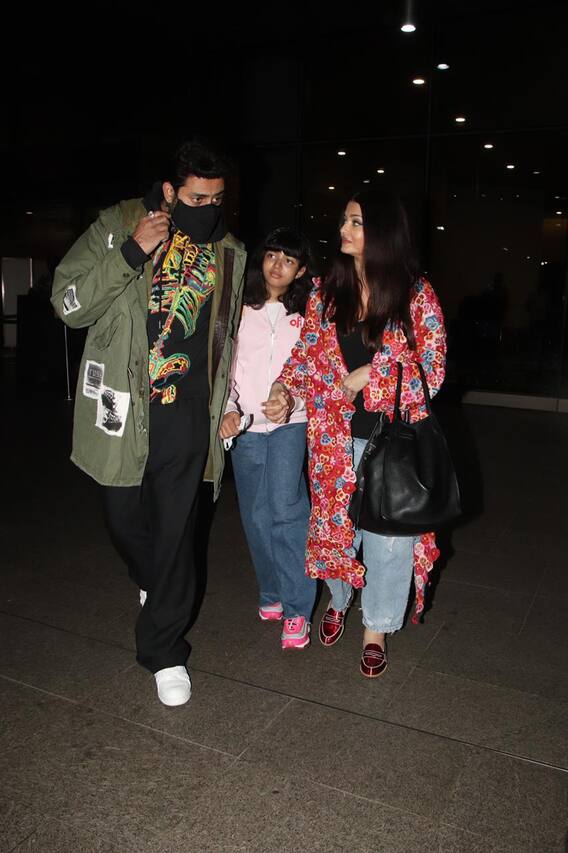 অভিষেক-আরাধ্যার সঙ্গে বিমানবন্দরে ঐশ্বর্য্য