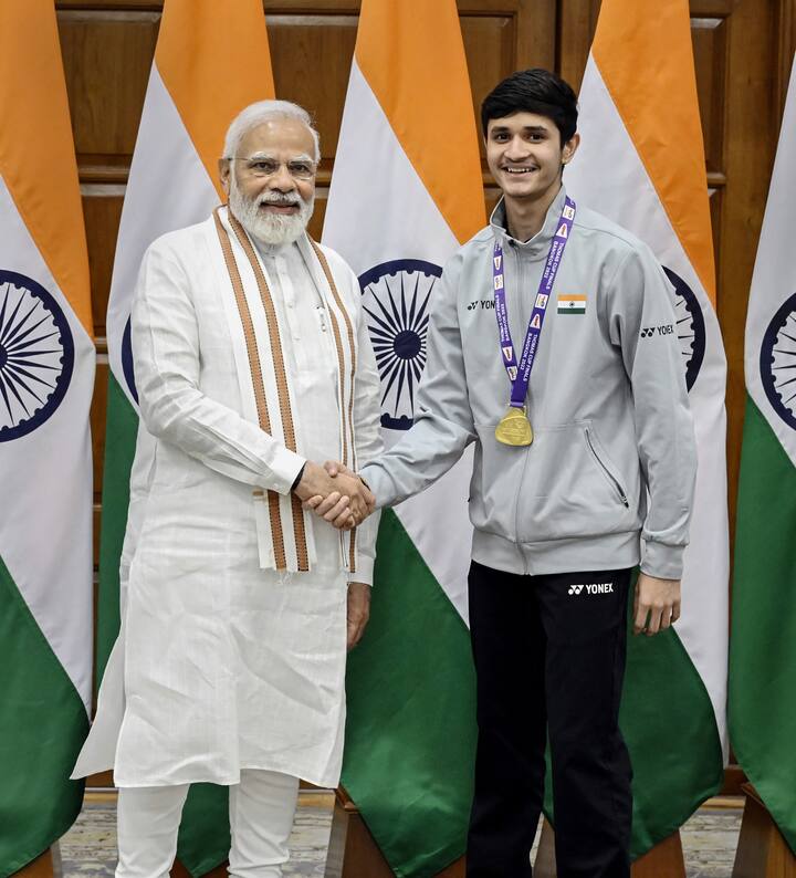 বক্তব্যের শুরুতেই লক্ষ্যকে ধন্যবাদ জানান প্রধানমন্ত্রী। তিনি বলেন, আমার জন্য আলমোরার 'বল মিঠাই' আনাই লক্ষ্যকে ধন্যবাদ। আমি সত্যিই কৃতজ্ঞ যে, ও আমার ছোট্ট অনুরোধ মনে রেখে তা পূর্ণ করেছে।