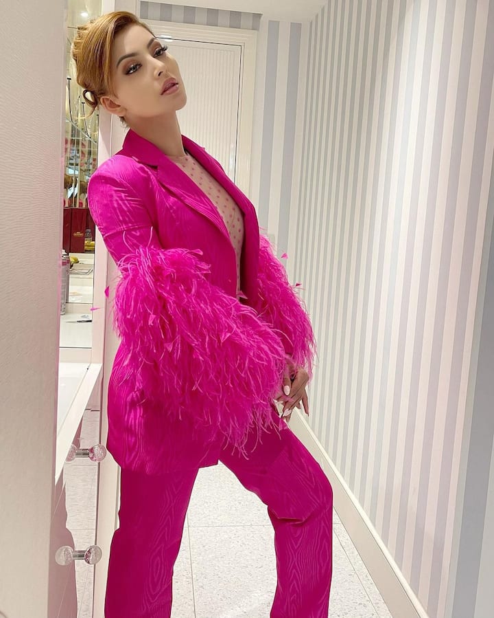 उर्वशी रौतेला (Urvashi Rautela) इन दिनों कान्स फिल्म फेस्टिवल में अपने जलवे बिखेर रही हैं.