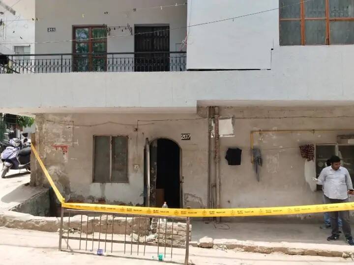 House Maid And Neighbours Statement On Delhi Woman And Her Two Daughters Found Dead In Their House દિલ્હીમાં એક જ પરિવારના 3 લોકોનો સામુહિક આપઘાત, ફક્ત કૂતરા-બિલાડીને દૂધ પાવા માટે દરવાજો ખોલતા હતા...