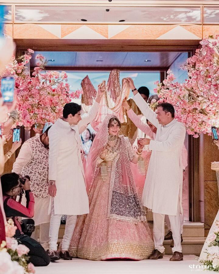 राज चंदोक या पहिल्या पतीसोबत किनकानं 2012 साली घटस्फोट घेतला. कनिका आणि राजला तीन मुलं आहेत. त्यानंतर कनिकता मुंबईमध्ये आली. तिचं 'जुगनी जी' हे गाणं रिलीज झालं.  कनिकाच्या गाण्यांना प्रेक्षकांची विशेष पसंती मिळत होती. (photo:/kanik4kapoor/ig)