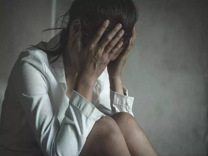 Namakkal: 4 men physicallly assault 29 year  old widow woman and stole her chain Crime: ஆண் நண்பருடன் பேசிக்கொண்டிருந்த இளம்பெண்.. 4 பேர் கூட்டு பாலியல் வன்கொடுமை: அதிர்ச்சி சம்பவம்