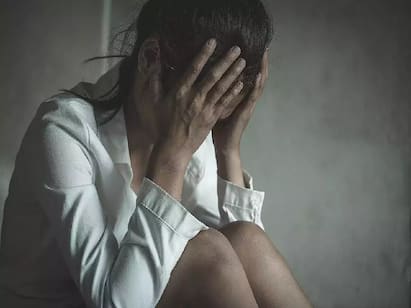 Namakkal: 4 men physicallly assault 29 year  old widow woman and stole her chain Crime: ஆண் நண்பருடன் பேசிக்கொண்டிருந்த இளம்பெண்.. 4 பேர் கூட்டு பாலியல் வன்கொடுமை: அதிர்ச்சி சம்பவம்