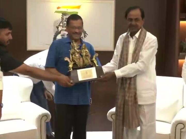 KCR Arvind Kejriwal Meeting: Telangana CM K Chandrasekhar Rao Meets Arvind Kejriwal, Discusses National Politics Other Issues Telangana CM KCR Meets Arvind Kejriwal, Discusses National Politics And Other Issues