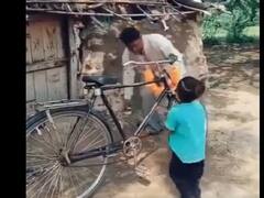 Viral Video: पिता घर लेकर आया साइकिल, बच्चे की खुशी का ठिकाना नहीं रहा, आईएएस ने शेयर कर लिखा- मानो मर्सिडीज मिल गई हो