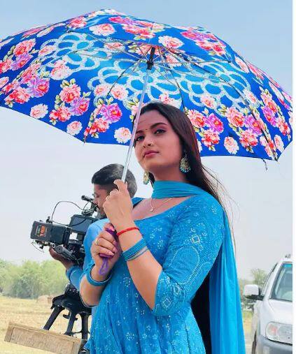 ਕਦੇ ਸਾਦਗੀ ਦਿਖਾ ਕੇ ਤੇ ਕਦੇ ਝੀਲਾਂ ਵਰਗੀਆਂ ਅੱਖਾਂ ਦੇ ਜਾਲ ਵਿੱਚ ਫਸਾ ਕੇ ਨੀਲਮ ਲੱਖਾਂ ਦਿਲਾਂ ਨੂੰ ਆਪਣਾ ਦੀਵਾਨਾ ਬਣਾ ਚੁੱਕੀ ਹੈ।