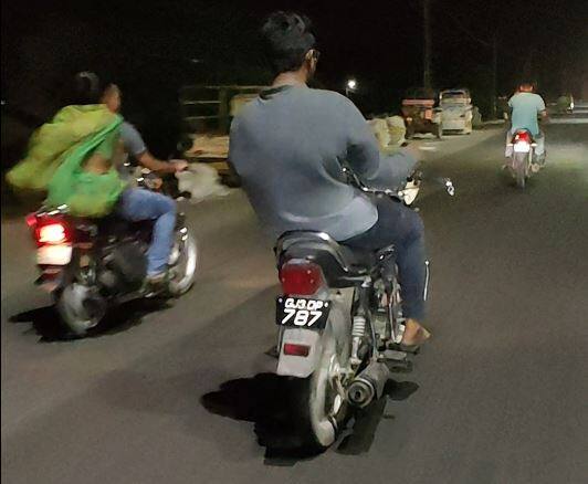 Video of a young man doing stunts on a bike in Rajkot goes viral રાજકોટમાં ચાલુ બાઈક પર છુટ્ટા હાથે સ્ટંટ કરતો યુવકનો વીડિયો વાયરલ