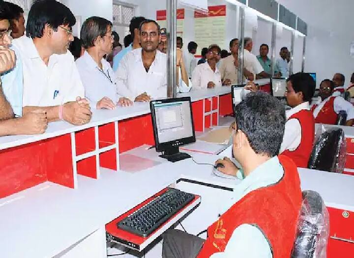 Post Office Small Saving Scheme: पिछले कुछ दिनों से हम सभी देख रहे हैं कि शेयर मार्केट (Share Market) में बहुत ज्यादा उतार चढ़ाव का दौर दिख रहा है. ऐसे में बहुत से लोग मार्केट रिस्क (Market Risk) की स्कीमों में निवेश करना पसंद नहीं करते हैं. ऐसे लोगों के लिए पोस्ट ऑफिस काफी बेहतरीन निवेश ऑप्शन्स लेकर आता रहता है. पोस्ट ऑफिस की स्मॉल सेविंग स्कीम (Post Office Savings Scheme) में निवेश करने पर आपको लॉंग टर्म में ज्यादा रिटर्न देने में मदद करती है.