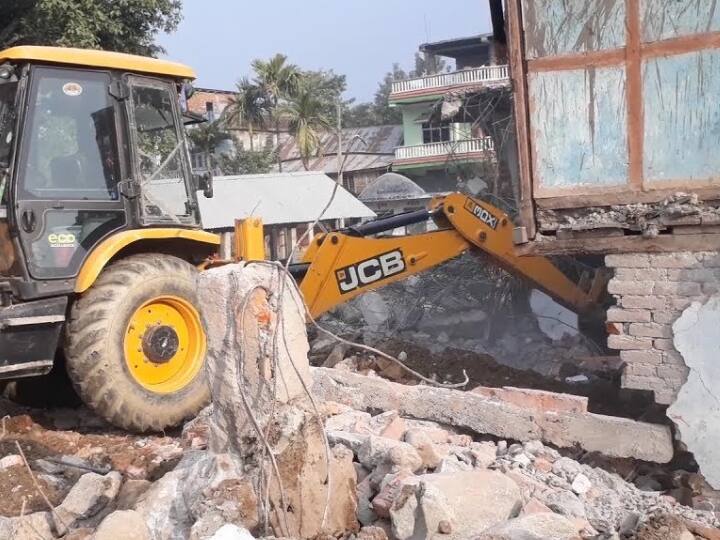 Bihar Police started bulldozer in Malda district of West Bengal accused of taking action by taking money from TMC leader ann बिहार पुलिस ने पश्चिम बंगाल के मालदा में चलवाया बुलडोजर, TMC नेता से पैसे लेकर कार्रवाई करने का लगा आरोप