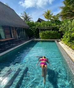 Rhea Kapoor: पिंक बिकिनी में पूल में मस्ती करती दिखी रिया कपूर, पति करण को लेकर दिया ये मजेदार कैप्शन