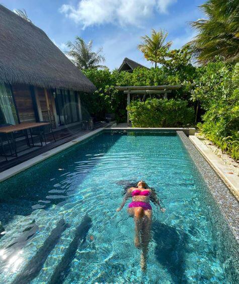 रिया कपूर ने शनिवार को एक इंस्टाग्राम पोस्ट साझा किया, जिसमें वह मालदीव में छुट्टियां मनाते हुए एक स्विमिंग पूल के अंदर पोज देती नजर आ रही हैं.