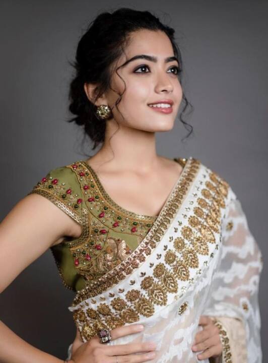 इस लिस्ट में एक्ट्रेस रश्मिका मंदाना का भी नाम शामिल है, जिनके लाखों करोड़ों फैंस हैं. उन्हें नेशनल क्रश का तमगा हासिल है. उनकी जिंदगी में अब तक कोई ऐसा नहीं आया जिनके साथ वह अपनी जिंदगी बिता सकें. हालांकि विजय देवरकोंडा संग जरूर उनका नाम जोड़ा जाता है.