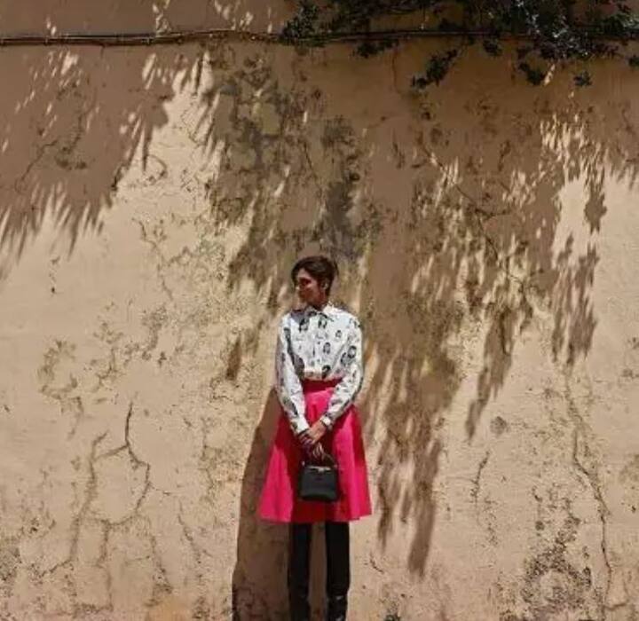 ਦੀਪਿਕਾ ਨੇ ਹਾਲ ਹੀ ਵਿੱਚ ਕਾਨਸ ਦੀਆਂ ਸੜਕਾਂ 'ਤੇ ਇੱਕ ਅਜਿਹੇ ਪਹਿਰਾਵੇ ਵਿੱਚ ਇੱਕ ਫੋਟੋਸ਼ੂਟ ਕਰਵਾਇਆ ਜਿਸ ਵਿੱਚ ਵਿੰਟੇਜ ਫੈਸ਼ਨ ਨੂੰ ਆਧੁਨਿਕ ਸ਼ਾਨ ਨਾਲ ਮਿਲਾਇਆ ਗਿਆ ਸੀ।