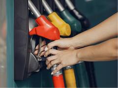 Petrol Diesel पर सियासत जारी, कांग्रेस ने बीजेपी पर 'चालबाजी' के जरिये 'भ्रम' पैदा करने का लगाया आरोप