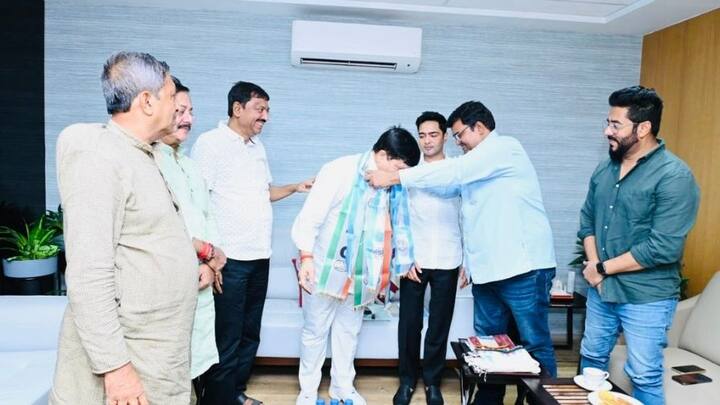 অর্জুনকে নিয়ে জল্পনা চলছিল বেশ কিছু দিন ধরেই। তাতে ইতি পড়ল রবিবার। ক্য়ামাক স্ট্রিটে অভিষেক বন্দ্যোপাধ্যায়ের উপস্থিতিতে তৃণমূলে যোগ দিলেন তিনি।