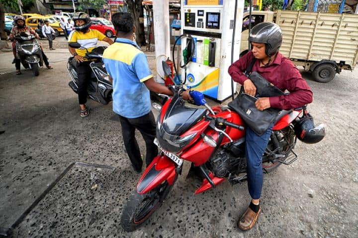 petrol diesel Price kerala government announces cut in state tax on petrol and diesel by rs 24 1 and rs 1 36 respectively Petrol Prices: केंद्र के बाद इस राज्य ने घटाया वैट, केरल में 11.91 रुपए प्रति लीटर सस्ता हुआ पेट्रोल, डीजल पर भी 8.36 रुपये घटे