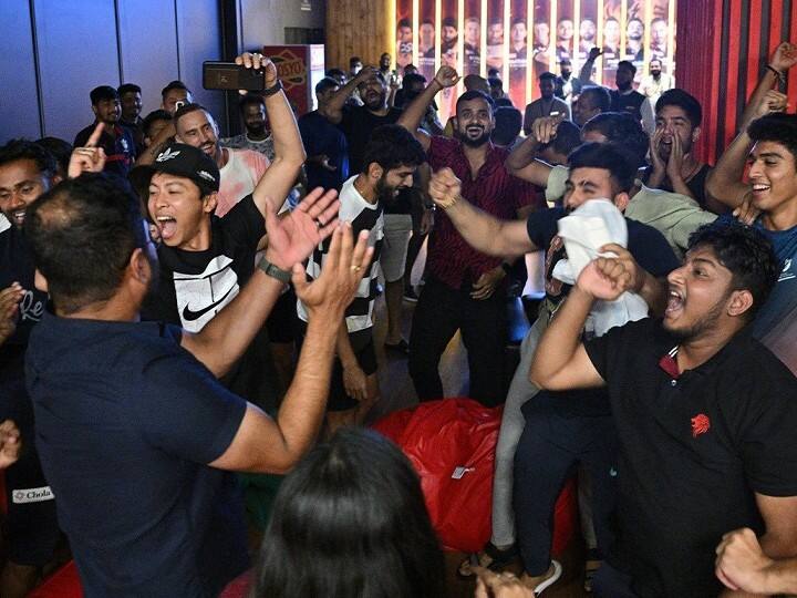 RCB Squad watching MI vs DC Match RCB players dancing and celebrating Mumbai Indian win against Delhi capitals RCB enjoy playoffs entry Watch: दिल्ली के हारते ही जमकर झूमे RCB के खिलाड़ी, टिम डेविड के नाम के नारे भी लगे