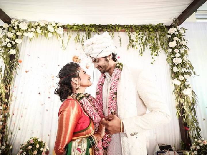 तर, 'तेरी मेरी इक जिंदडी', 'बेहद २', 'बहु बेगम', 'कुछ रंग प्यार के ऐसे भी', 'एक दिवाना था' यांसारख्या मालिकांचं दिग्दर्शन प्रतीक शाहने केलं आहे. हृताचा 'अनन्या' सिनेमा लवकरच प्रेक्षकांच्या भेटीला येणार आहे.