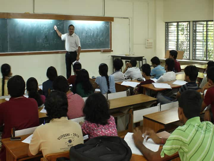 engineering and polytechnic college proffessors salary increase குறைந்தபட்ச சம்பளமே ரூ.1.37 லட்சம்! பேராசியர்களுக்கு புது சேலரி! மாணவர்களுக்கு உயர்ந்த கட்டணம்!