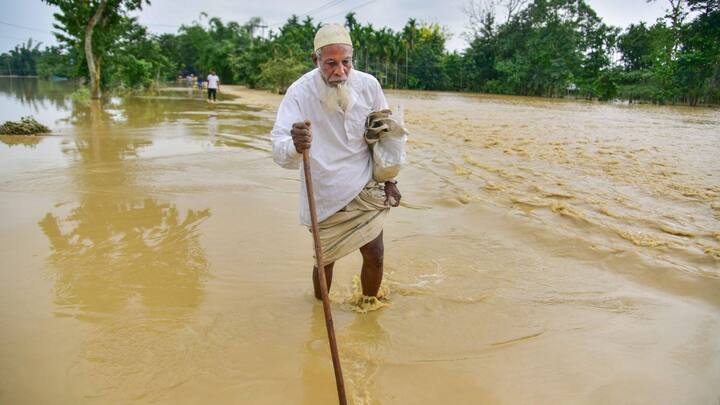 বন্যার পাশাপাশি বিভিন্ন এলাকায় ভূমিধস হচ্ছে। তাতে আরও বিপদ বাড়ছে। অসম প্রশাসন সূত্রে খবর, বন্যা ও ধসের কারণে  সে রাজ্যে এখনও পর্যন্ত ১৮ জন মারা গিয়েছেন। জমি, ফসল, গবাদিপশুরও বিস্তর ক্ষয়ক্ষতি হয়েছে। প্রশাসন সূত্রে খবর, নব্বই হাজার হেক্টরেরও বেশি পরিমাণ জমির ফসল এখন জলের তলায় রয়েছে। হাজার দুয়েকের বেশি বাড়ি এখনও জলের তলায়। জমি-ফসল ছাড়াও ক্ষয়ক্ষতি হয়েছে বিপুল সংখ্যক গবাদি পশুরও। ছবি: পিটিআই