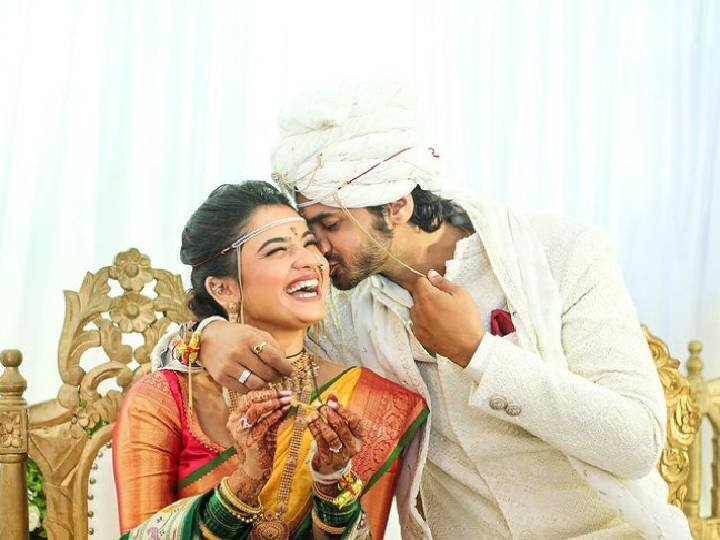 हृता 18 मे 2022 रोजी प्रतीक शाहसोबत (Prateek Shah) लग्नबंधनात अडकली आहे. हृता दुर्गुळेने बॉयफ्रेंड प्रतिक शाहसोबत 24 डिसेंबर रोजी साखरपुडा केला होता. सोशल मीडियाच्या माध्यमातून तिने चाहत्यांना यासंदर्भात माहिती दिली होती.