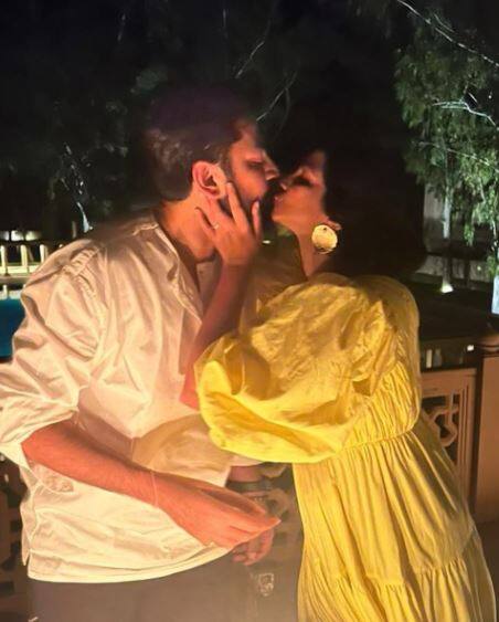 तस्वीरों के लिए रिया के कैप्शन को करीब से देखने पर पता चला कि स्टाइलिस्ट और फिल्म निर्माता के ह्यूमर का अंदाजा लगाया जा सकता है.