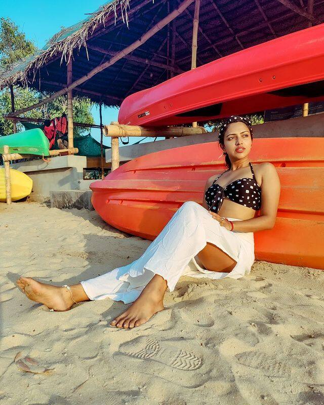 బీచ్ లో సేదతీరుతోంది అమలాపాల్. విహార యాత్రలు చేస్తూ సంతోషంగా కనిపిస్తోంది. -Image credit: AmalaPaul/Instagram