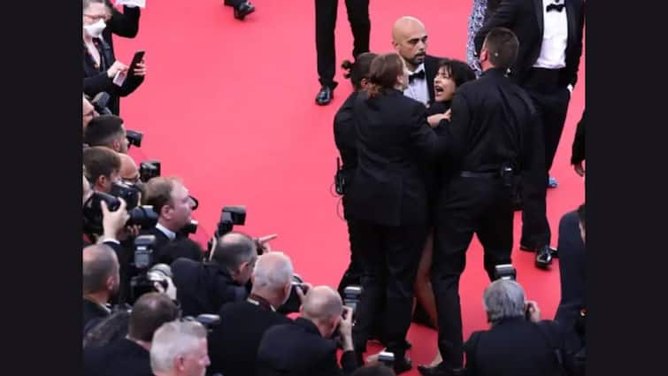 Protest in Cannes: Woman Strips On Cannes Red Carpet To Protest Violence In Ukraine By Russian Troops Protest in Cannes: 'বন্ধ হোক ধর্ষণ, বন্ধ হোক রাশিয়া সৈন্যদের অত্যাচার' কান-এ প্রতিবাদ ইউক্রেনের মহিলার