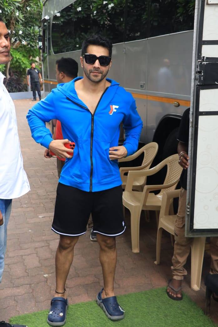 कैज़ुअल लुक में भी एक्टर का स्टाइल और एटीट्यूड ऑन पॉइंट नज़र आ रहा है.