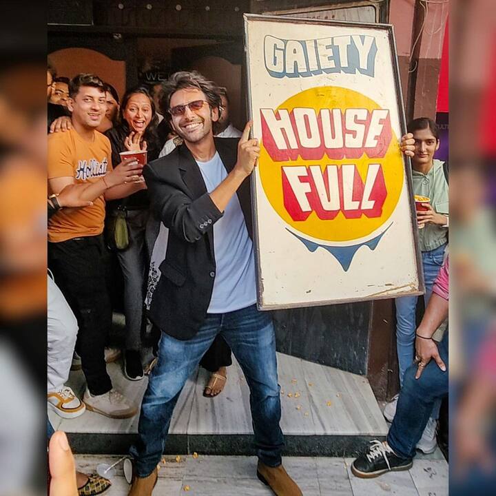 फोटो शेयर करते हुए एक्टर ने लिखा, 'एक एक्टर होने के नाते हम इस दिन के लिए तड़पते हैं. ये हाउसफुल का बोर्ड! जहां मुझे ख़ुद अपने लिए 'भूल भुलैया 2' की टिकट नहीं मिली. शुक्रिया ऑडियंस'.