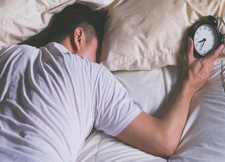 lack of sleep can lead to many diseases Sleeping Disorders: 5 घंटे से कम सो रहे हैं तो ये बीमारियां आपको जकड़ लेंगी