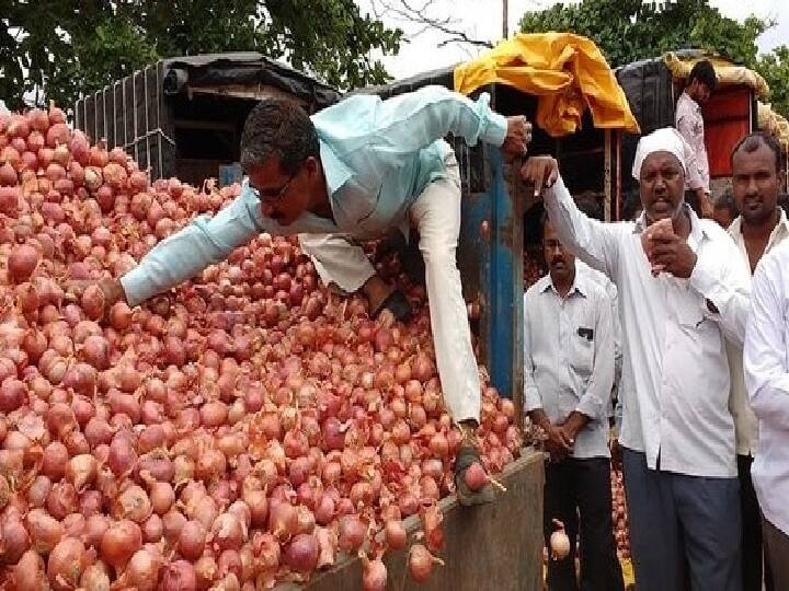 maharshtra aurangabad onion prices less due Onion Rate Issue: लिलावात कांद्याला अवघ्या 75 पैश्यांचा भाव, शेतकऱ्यांच्या डोळ्यात पाणी