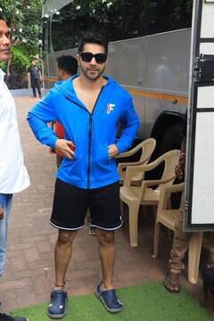 Photos: जुग जुग जियो के सेट पर स्पॉट हुए Varun Dhawan, नए सॉन्ग के शूट के लिए पहुंचे एक्टर