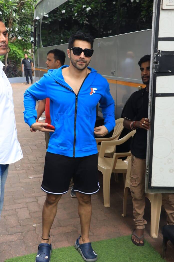 मीडिया को पोज़ देने के बाद एक्टर तुरंत शूट के लिए तैयार होने अपनी वैनिटी वैन में चले गए