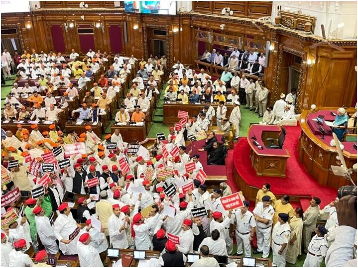 UP Budget session MLAs reached the assembly in party cap UP Budget Session 2022: बजट सत्र में पार्टी की टोपी लगाकर विधानसभा पहुंचे बीजेपी-सपा के विधायक, रंग-बिरंगा दिखा नजारा