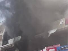 Noida News: नोएडा के निठारी मार्केट में कॉम्प्लेक्स के बेसमेंट में भीषण आग, धुएं की वजह से अंदर घुसना मुश्किल
