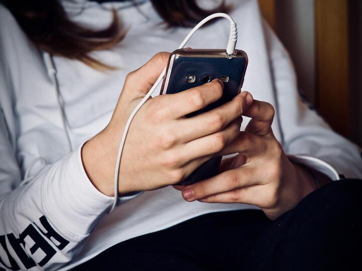 Children Have Smartphone Addiction These Ways To Overcome | क्या आपके बच्चों  को भी है मोबाइल की लत? जानें क्या कहती है एक्सपर्ट की राय