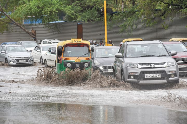 In various parts of the city there was waterlogging and traffic jams including in ITO, DND and near AIIMS, on the first working day of the week. About 12mm water was record until 8:30 am.  (Image Source: PTI)